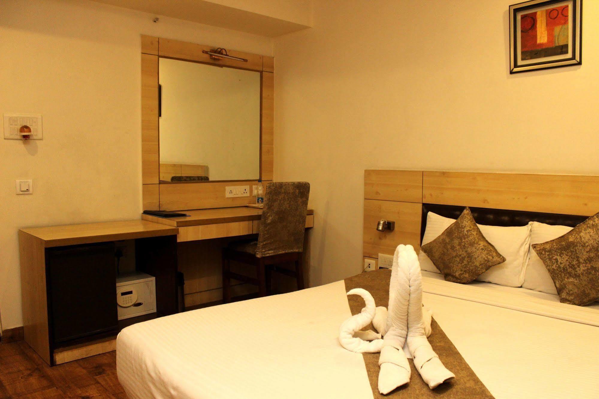 The Pearl Hotel Kolkata Exterior photo